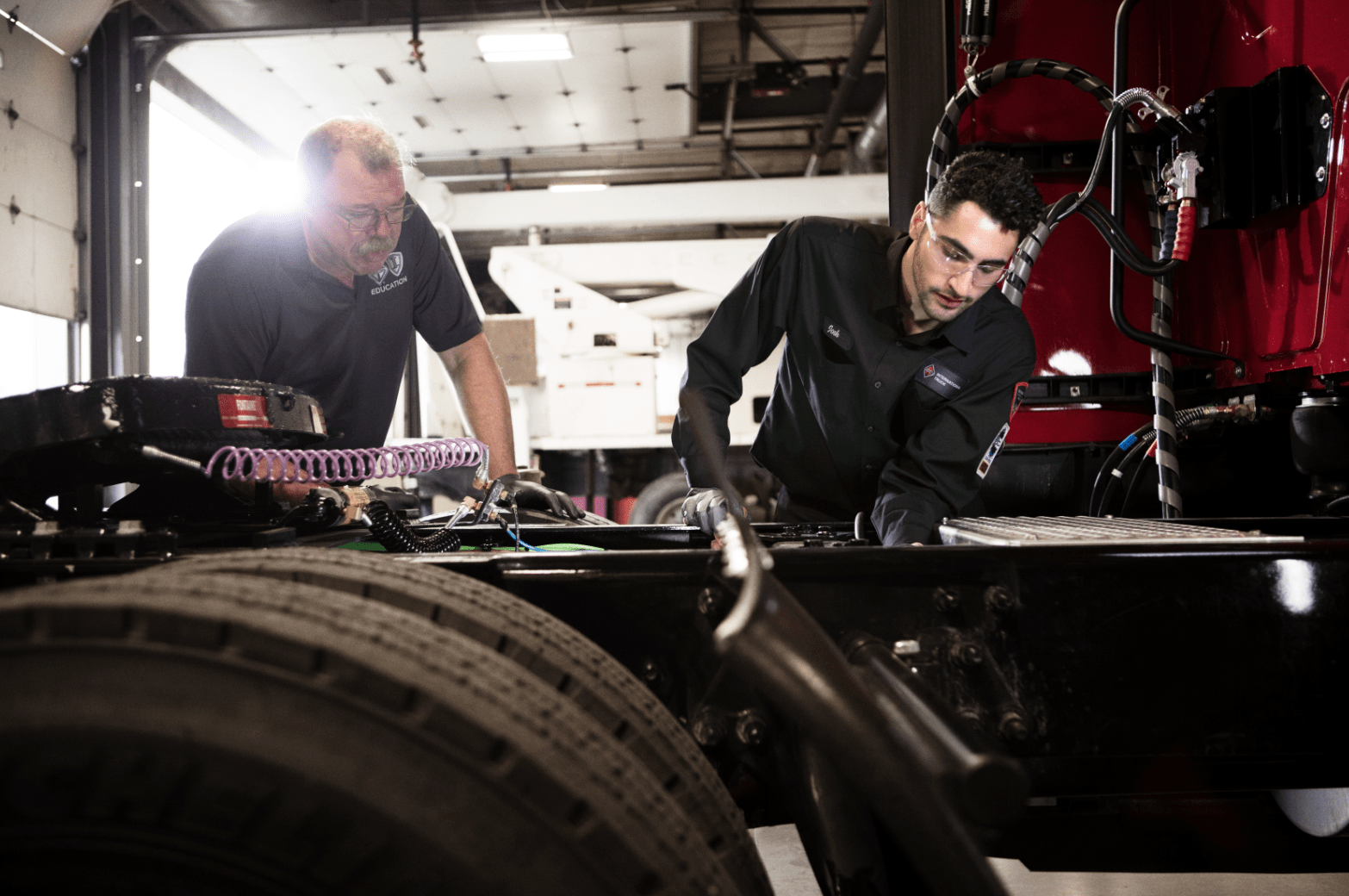 truck mechanic fixing trailer